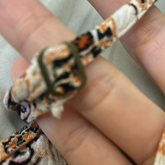 Size M romper, elastic waist , adjust spaghetti string straps. - Picture 3 of 10